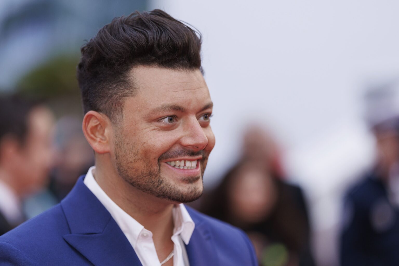 VIDÉO - Kev Adams en visite au Festival de Cannes. Une apparition remarquée avant un grand Festival de l'humour en juin à Antibes