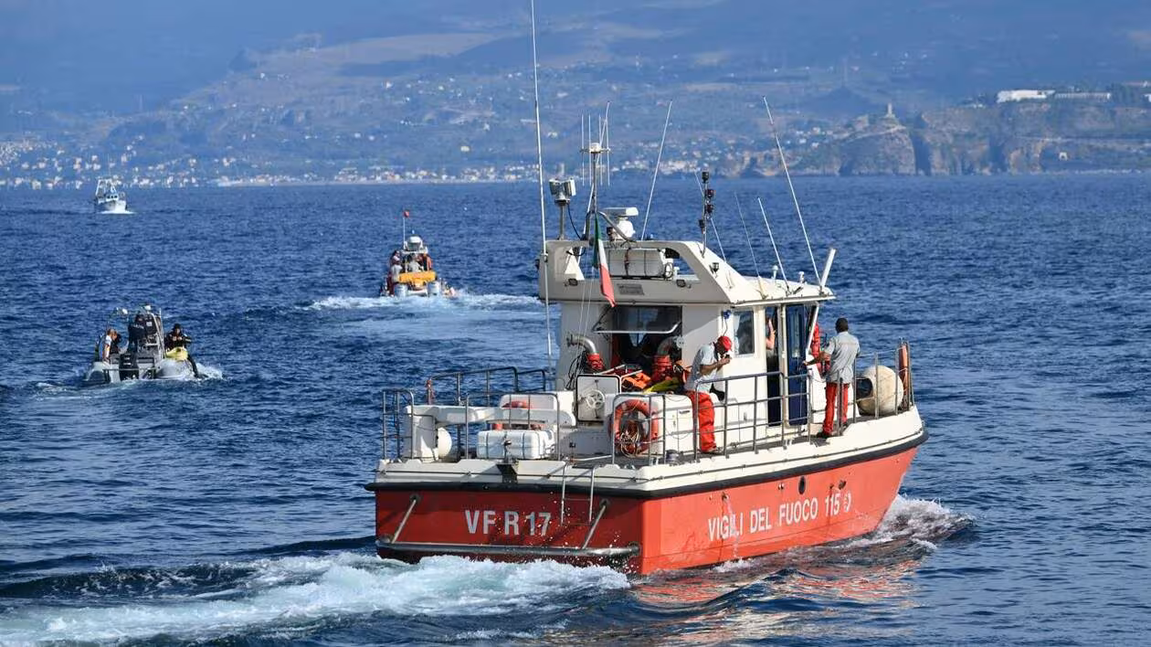 Italie : début d’une opération délicate pour renflouer le superyacht britannique "Bayesian", naufragé au large de la Sicile