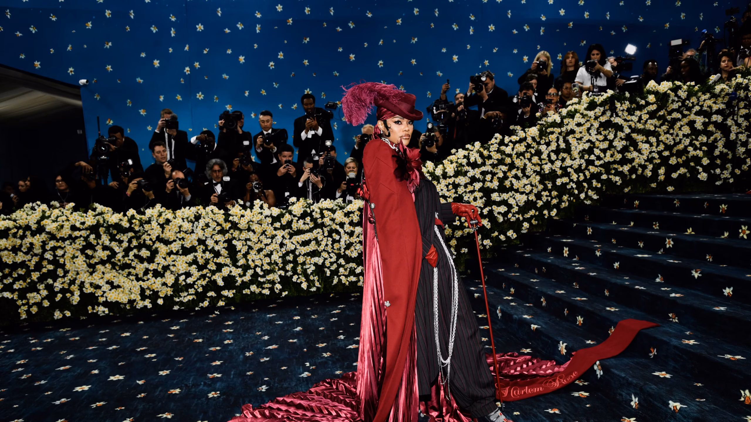 Le Met Gala 2025 s’ouvre sous la pluie avec Pharrell, Lewis Hamilton et Teyana Taylor, entre élégance taillée et hommage au dandysme noir