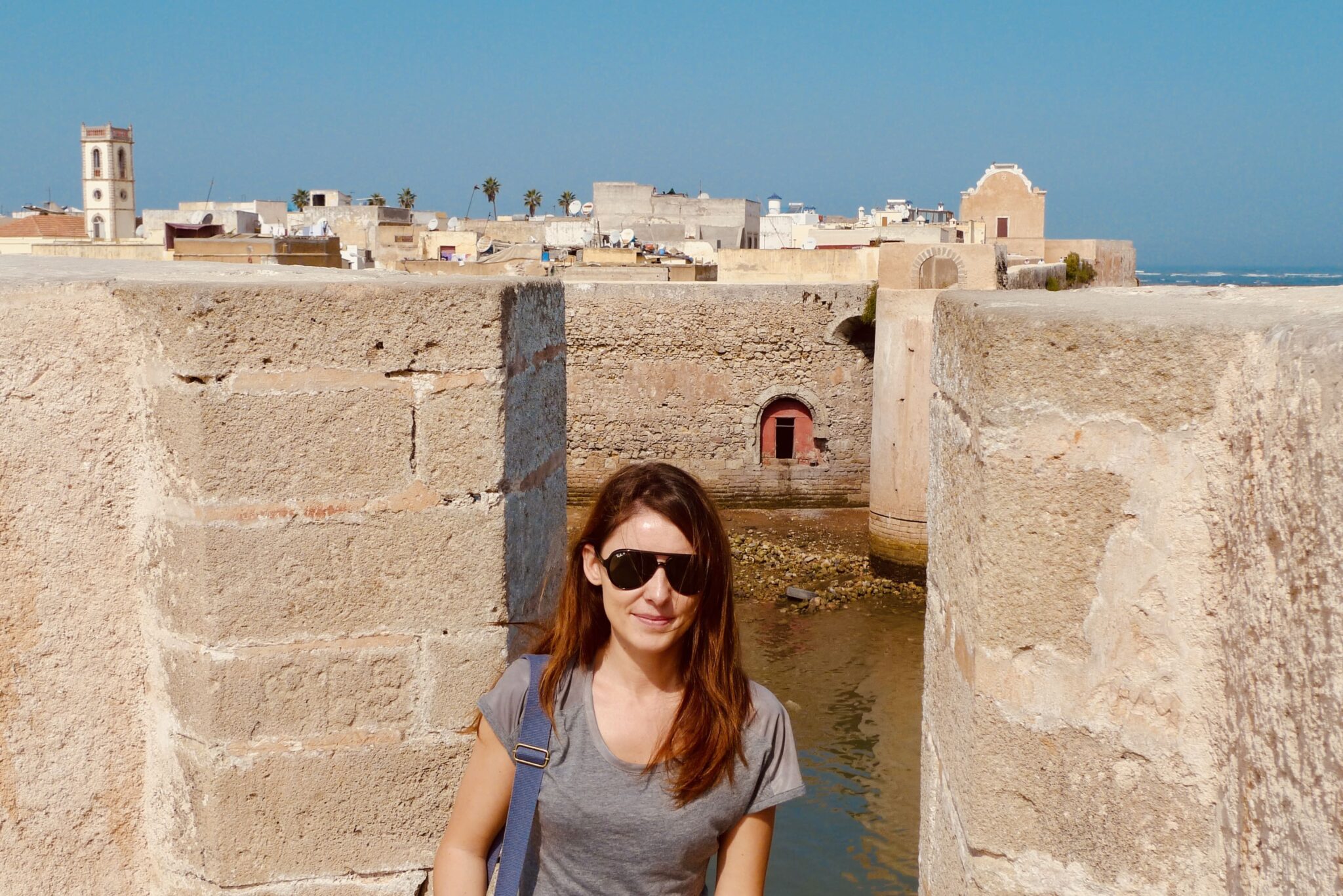 Notre Reporter Jessica Pierné Sur Les Remparts De La Cité Portugaise De Mazagan, Aujourd’hui El Jadida Au Maroc
