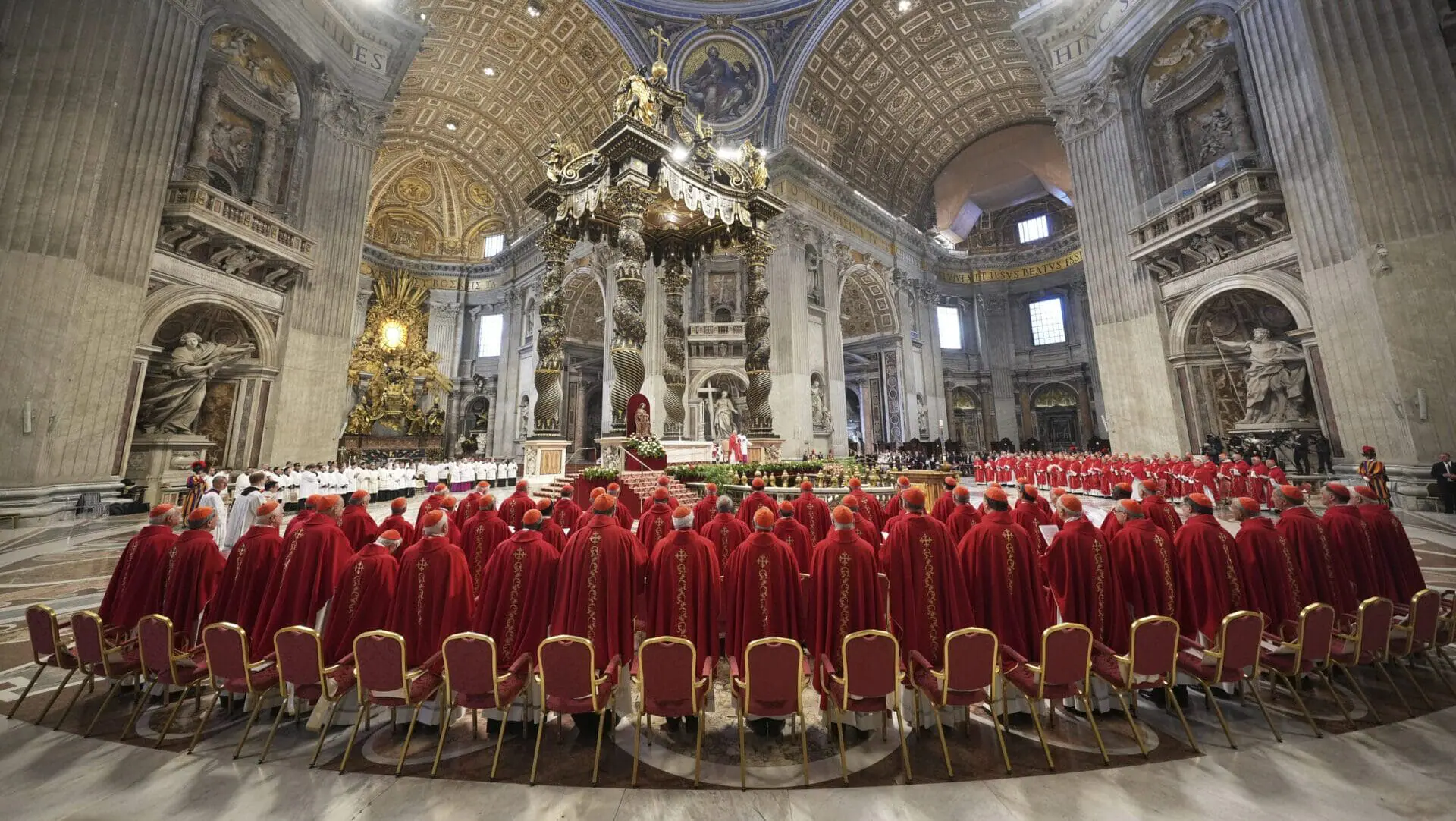 Le prochain pape face à de lourds défis : finances, abus, femmes et fractures internes