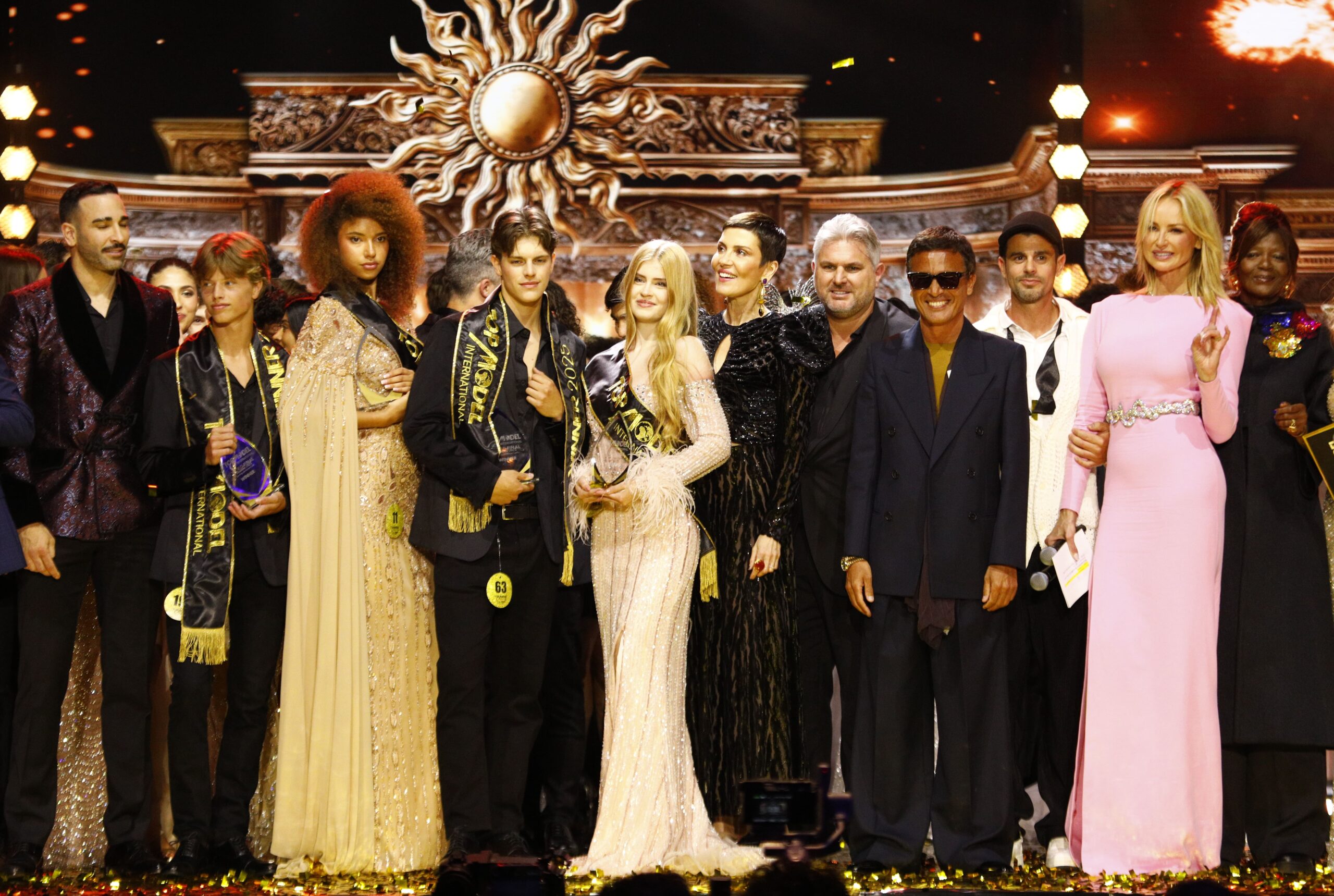 Lara Stanceva, Au Centre À Côté De Cristina Cordula, Entourée De Omar Harfouch, Président Du Jury, Adriana Karembeu Ou Encore Adil Rami Lara Stanceva, Au Centre À Côté De Cristina Cordula, Entourée De Omar Harfouch, Président Du Jury, Adriana Karembeu Ou Encore Adil Rami