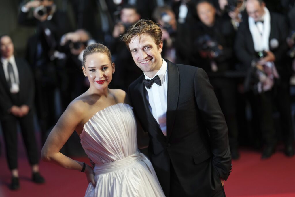 VIDÉO - Jennifer Lawrence et Robert Pattinson enflamment le tapis rouge de Cannes