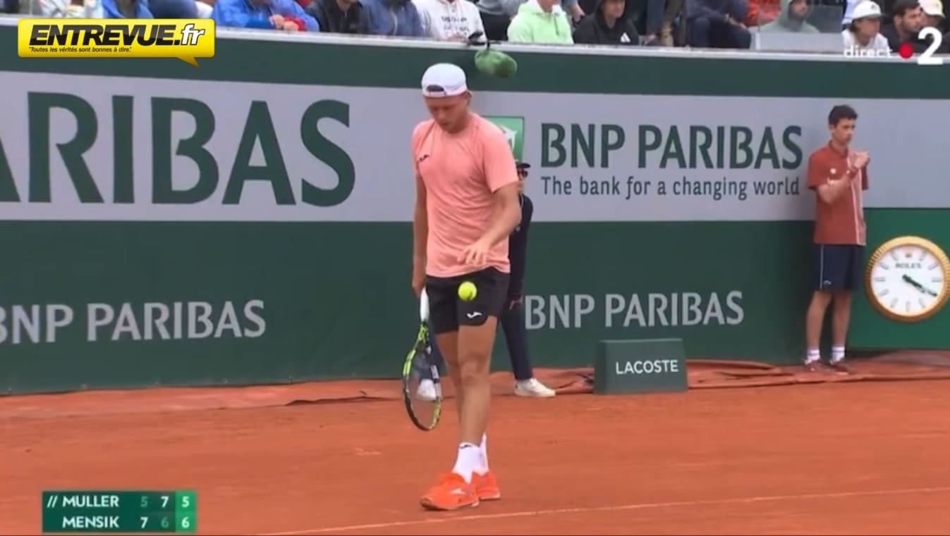 VIDÉO - À Roland-Garros, un spectateur crie "ta gueule!" à l'arbitre