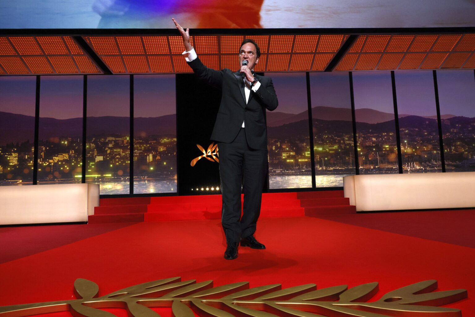 VIDÉO EXCLU - Cannes 2025 : l'arrivée hilarante de Quentin Tarantino lors de la cérémonie d'ouverture