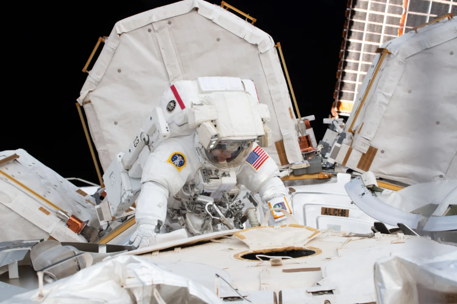 Une sortie dans l’espace : deux astronautes de la NASA accomplissent une mission hors de la Station spatiale internationale