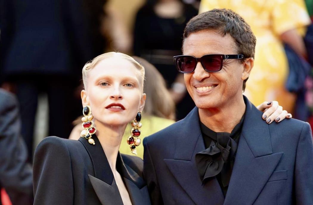 Festival de Cannes : Omar et Yulia Harfouch, duo d’élégance et d’influence sur le tapis rouge. Photo : Kristina Afanasyeva