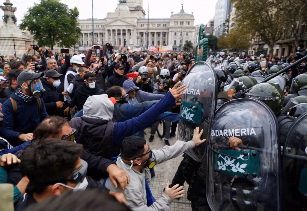 Affrontements devant le Congrès argentin : des dizaines de blessés lors d’une manifestation pour les retraites