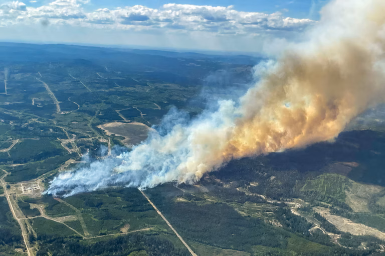 Un violent incendie de forêt en Alberta contraint à l’évacuation d’une ville et à l’arrêt de sites pétroliers