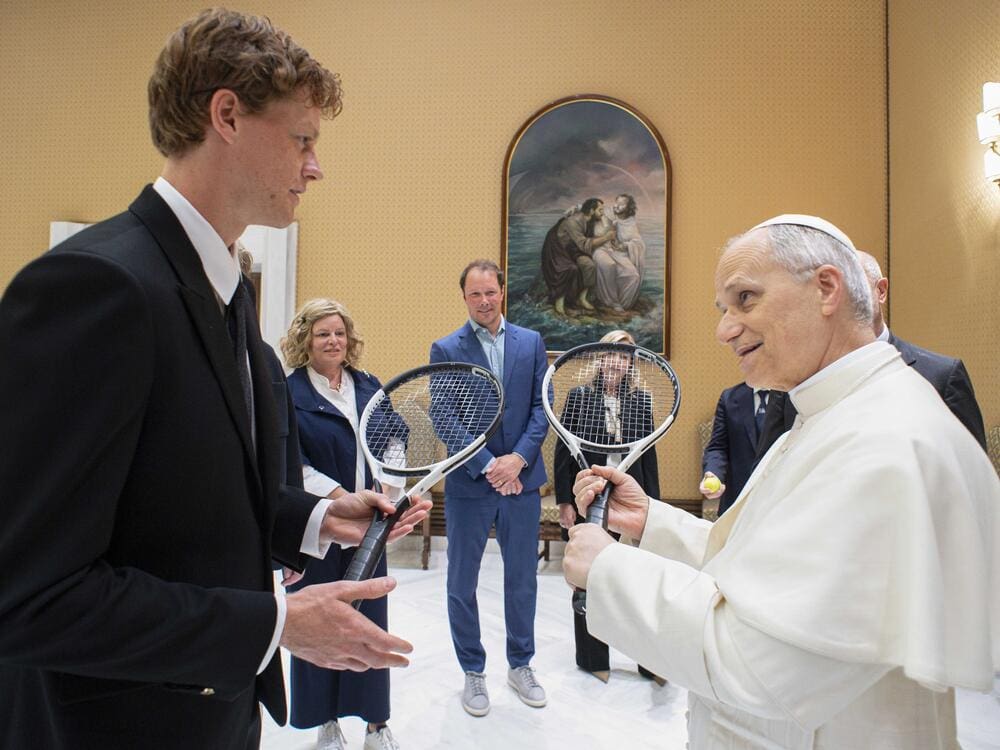 Le pape Léon XIV reçoit Jannik Sinner au Vatican : une raquette bénie pour un échange plein d’humour