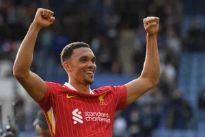 **Trent Alexander-Arnold quitte Liverpool après 20 ans, vers un départ libre au Real Madrid** Trent Alexander-Arnold a confirmé ce que de nombreux supporters de Liverpool redoutaient depuis des mois. Dans une vidéo sobre diffusée sur ses réseaux sociaux, le latéral anglais a officialisé son départ du club de sa vie : « Après 20 ans à Liverpool Football Club, je quitterai le club à la fin de la saison. » S’il n’a pas révélé sa prochaine destination, tout indique que le défenseur de 26 ans rejoindra le Real Madrid libre de tout contrat. Une issue qui suscite déjà frustration et incompréhension chez certains supporters des Reds, alors que le joueur aurait pu rapporter une somme significative s’il avait été vendu plutôt. Natif de Liverpool, formé au club depuis l’âge de six ans, Alexander-Arnold a tout connu avec les Reds. Devenu une référence mondiale à son poste, il a remporté tous les trophées majeurs : deux Premier League (2020 et 2025), une Ligue des champions (2019), une FA Cup, deux Coupes de la Ligue anglaise, une Supercoupe d’Europe et une Coupe du monde des clubs. « Ce club a été toute ma vie, mon monde entier, durant deux décennies. Je lui dois tout », a écrit le joueur. « Mais je n’ai jamais rien connu d’autre. Ce choix est celui d’un nouveau défi, pour me sortir de ma zone de confort, et me pousser à grandir. » Ce départ intervient à peine une semaine après un 20e titre de champion d’Angleterre, un chiffre symbolique qui permet à Liverpool d’égaler Manchester United. Alexander-Arnold a été l’un des artisans majeurs de cette saison, et de bien d’autres. Son corner joué rapidement contre Barcelone en 2019, offrant un but décisif à Divock Origi lors d’un retournement de situation historique, reste l’un des moments emblématiques de son passage à Anfield. Trent Alexander-Arnold quitte Liverpool après 20 ans, vers un départ libre au Real Madrid