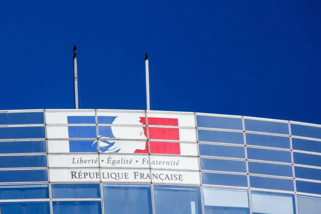 Référendum sur le budget : Bayrou pousse, Macron freine, la classe politique se divise