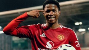 Chido Obi entre dans l’histoire de Manchester United comme plus jeune titulaire en Premier League