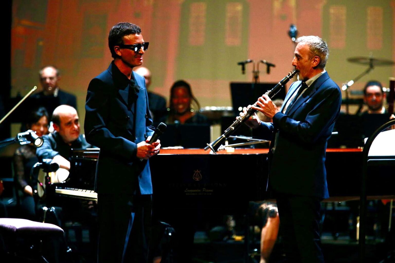 Élie Semoun intègre l'orchestre d'Omar Harfouch lors d'un concert mémorable à Béziers