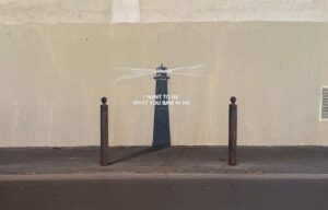 Banksy fait son retour à Marseille avec un phare mystérieux peint en pleine ville
