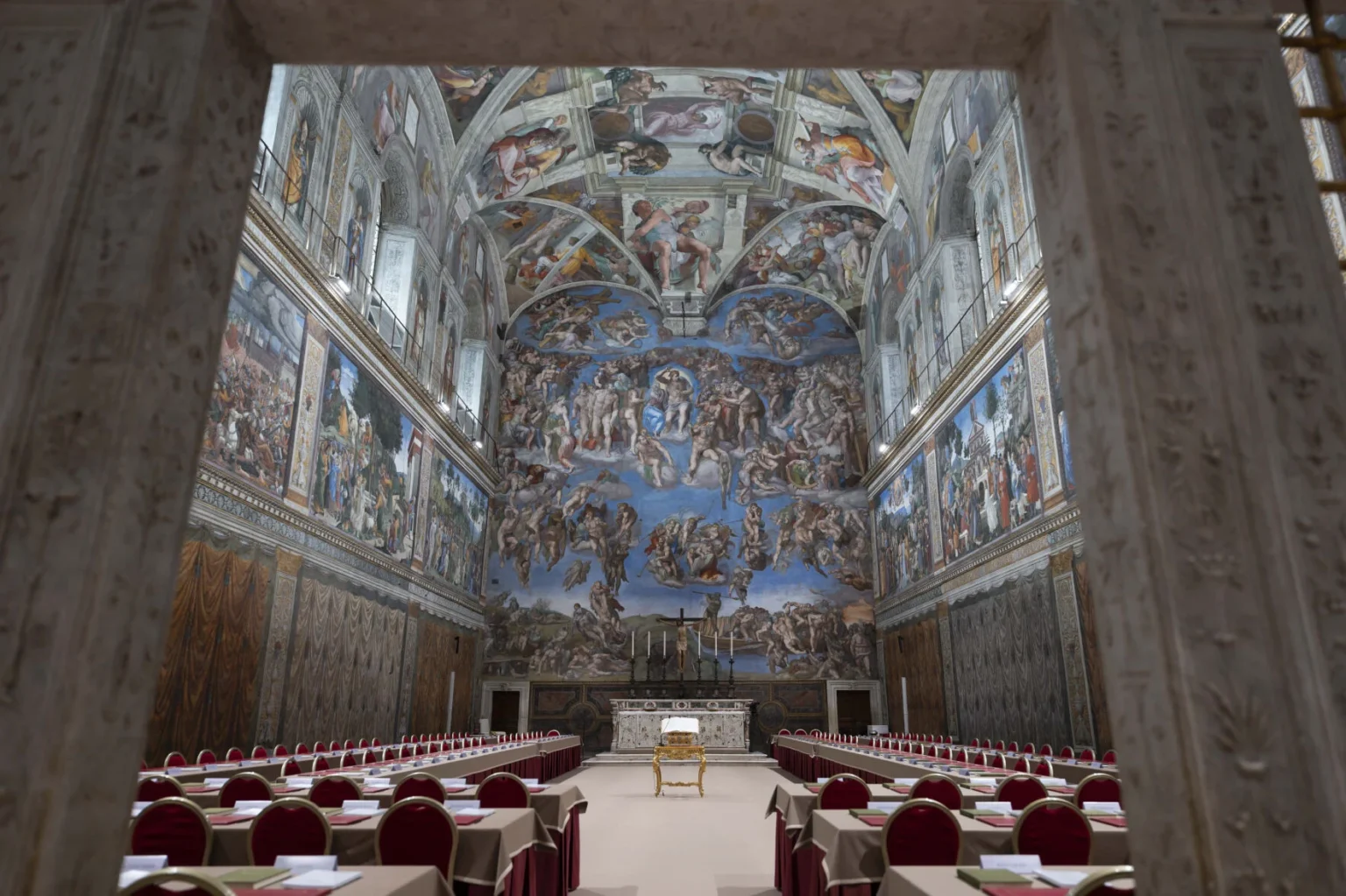 Les cardinaux entrent en conclave pour élire le successeur du pape François