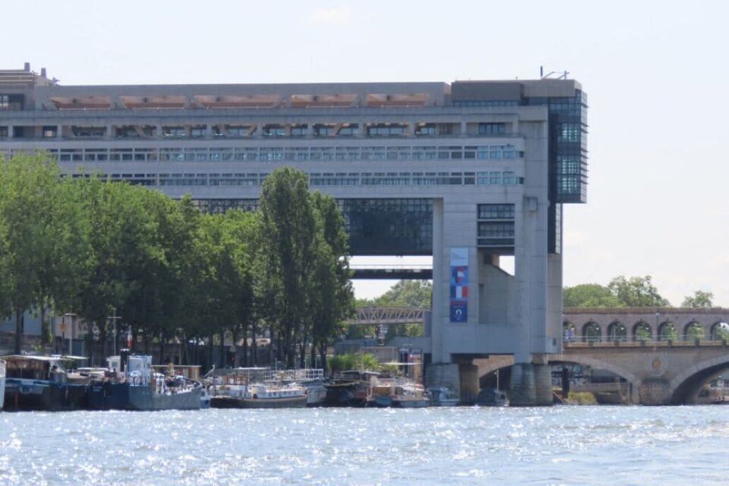 Drame à Bercy : une femme se suicide depuis l’héliport du ministère de l’Économie