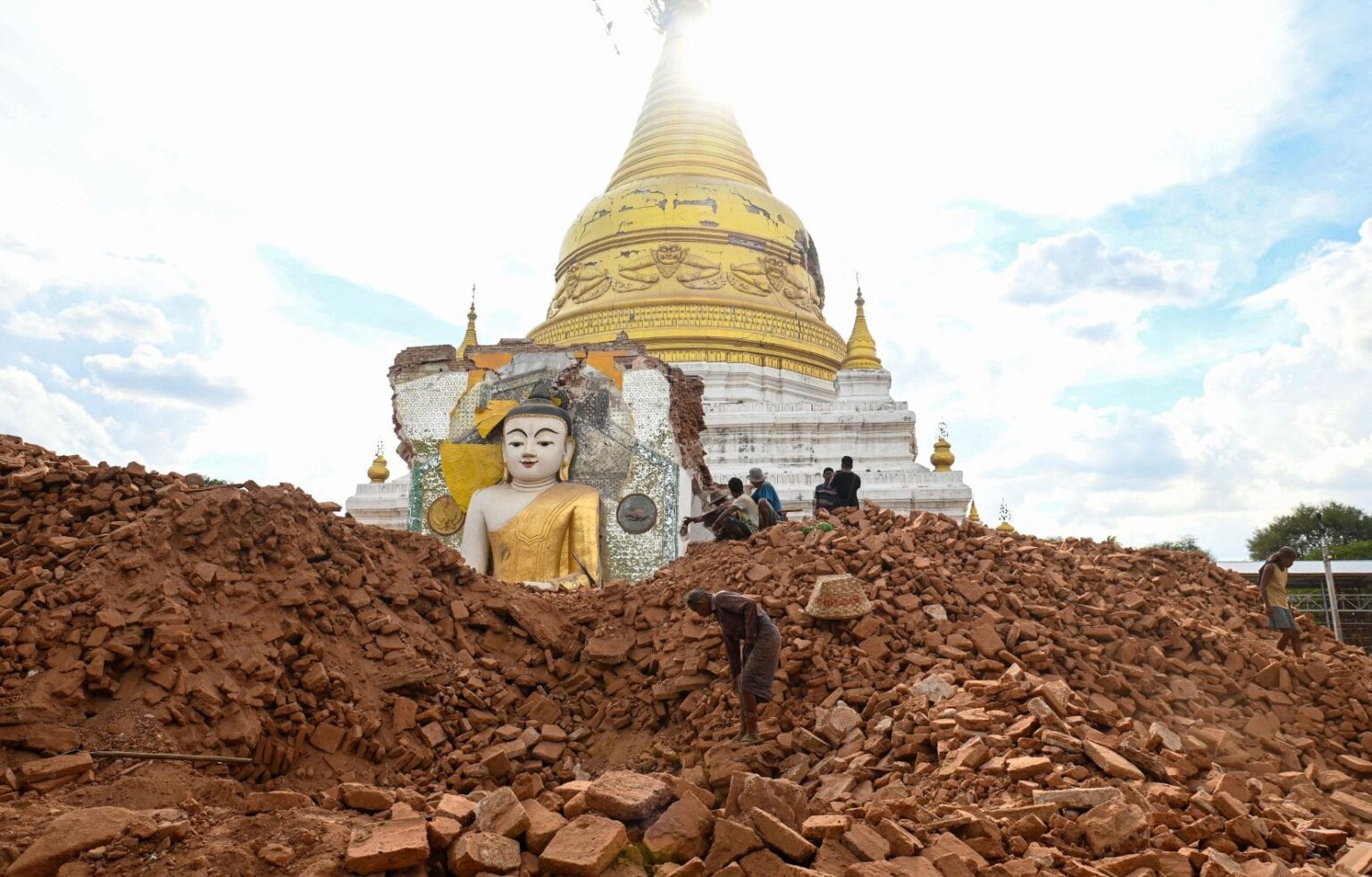 Deux mois après le séisme meurtrier en Birmanie, des milliers de survivants vivent encore sous des tentes précaires