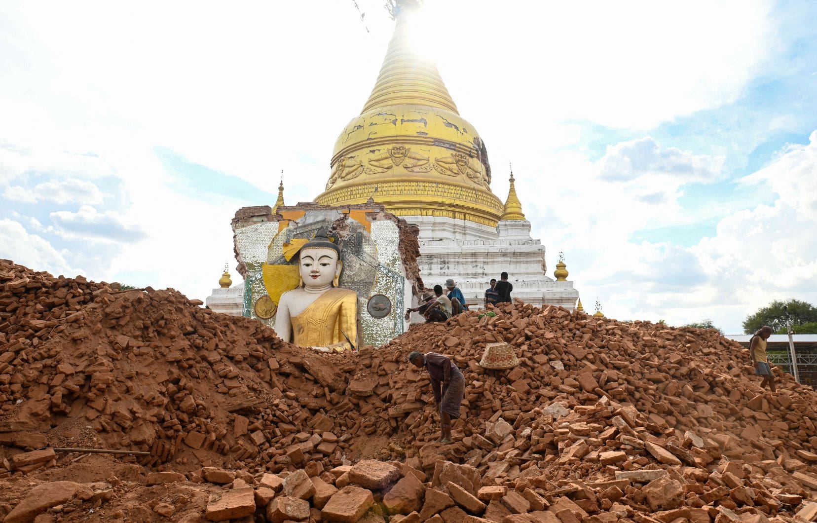 Deux mois après le séisme meurtrier en Birmanie, des milliers de survivants vivent encore sous des tentes précaires