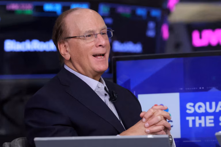 Larry Fink alerte sur des milliers de milliards de dollars en attente face à l'incertitude économique mondiale