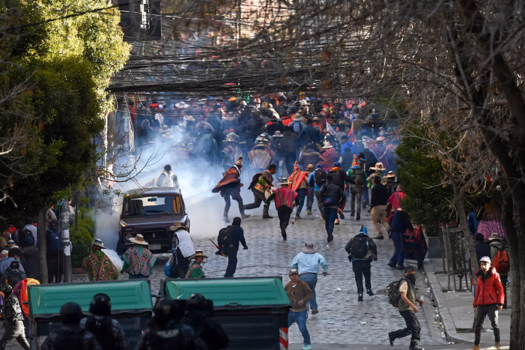 Affrontements à La Paz : la police disperse des partisans d’Evo Morales après son interdiction de se présenter à la présidentielle