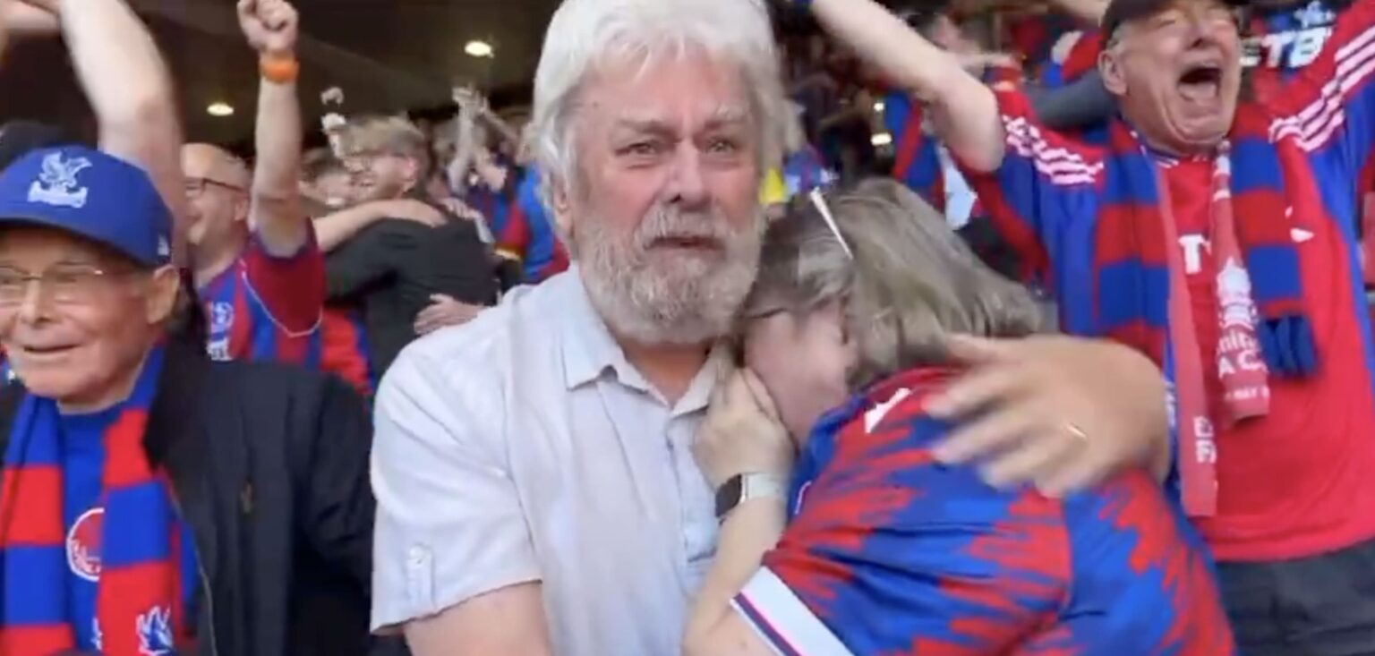 Les larmes de joie des supporters de Crystal Palace après le premier trophée de leur Histoire