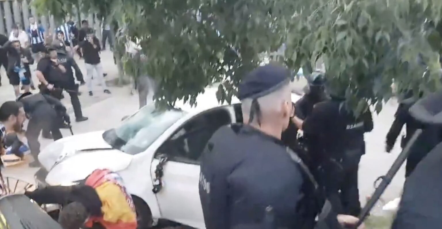 Une voiture fonce dans la foule en marge du match Espanyol-Barcelone