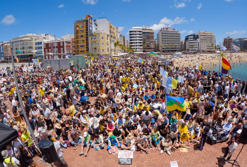 Surtourisme : des milliers de manifestants aux Canaries exigent un changement radical du modèle touristique