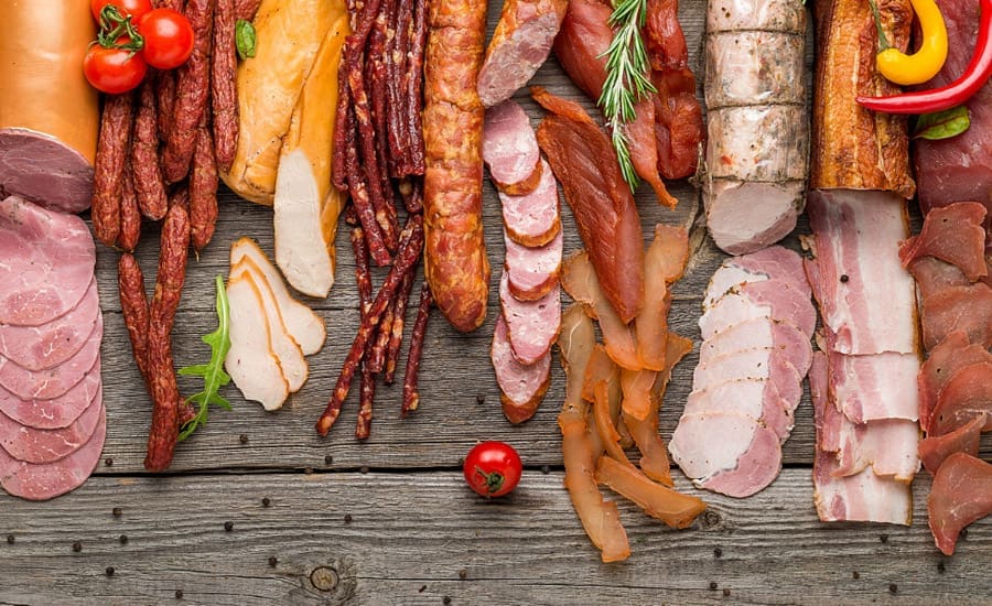 Charcuterie, nuggets, saucisses : la viande transformée dans le collimateur 