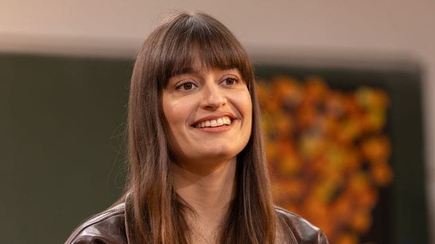 Clara Luciani se confie sur le tremblement essentiel, une maladie neurologique méconnue