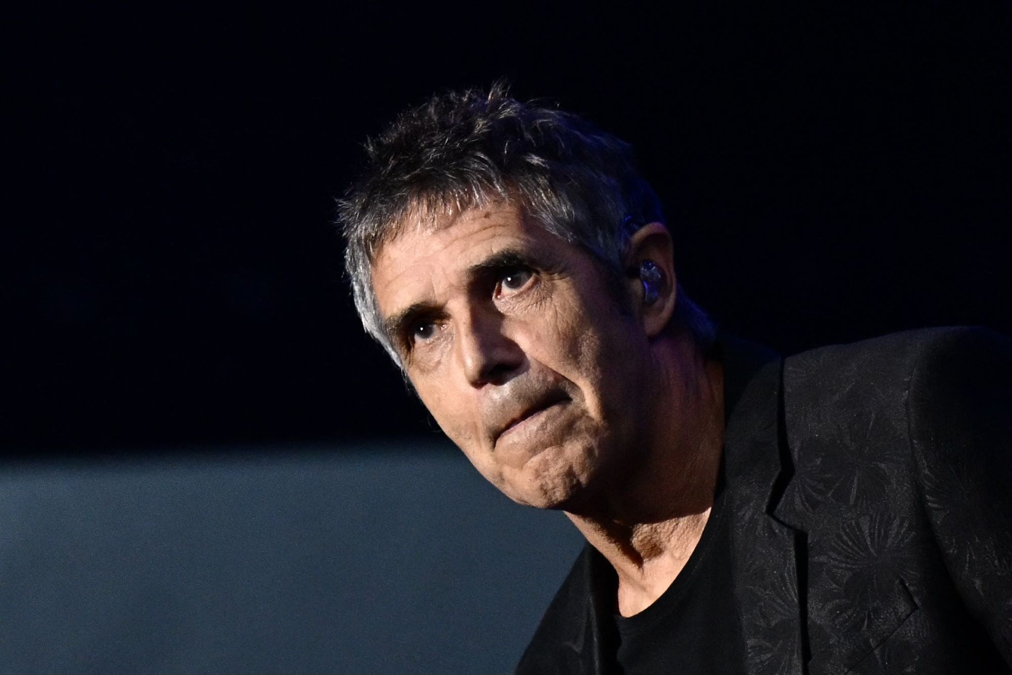 Julien Clerc rend hommage à son frère Gérard avec une chanson empreinte de lumière