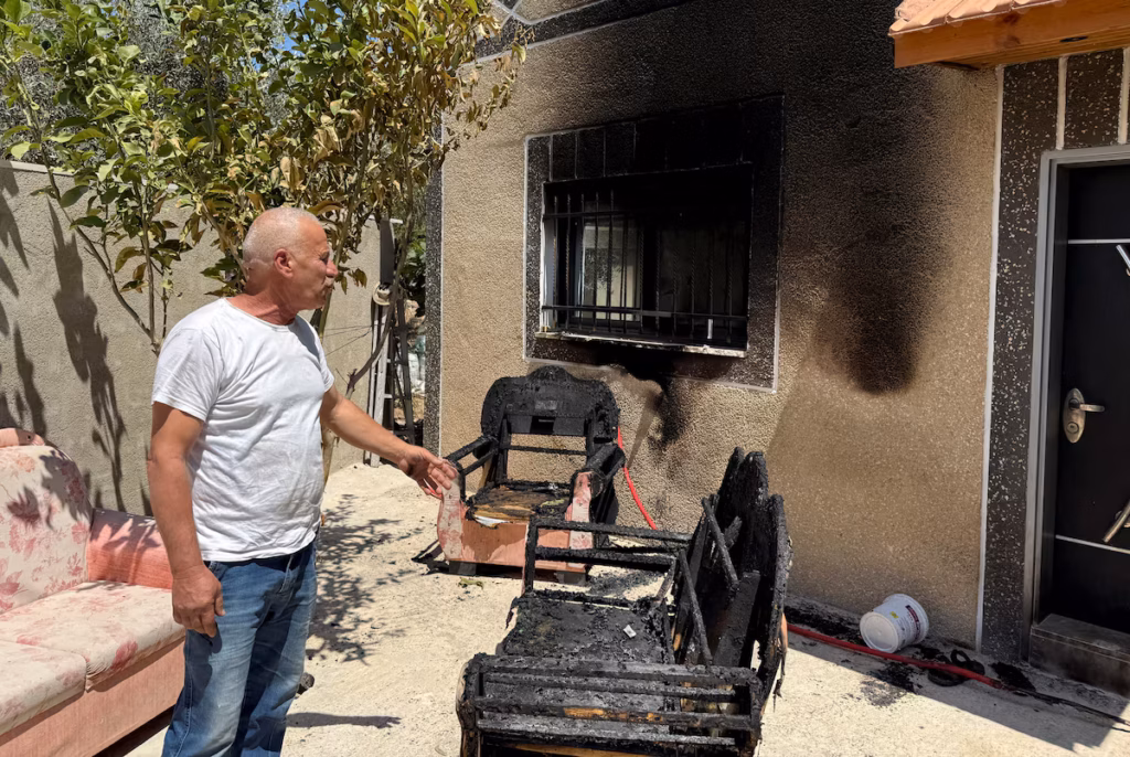 Vague de violence en Cisjordanie : des colons israéliens incendient un village palestinien après la mort d'une femme enceinte
