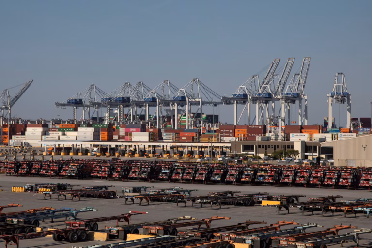 Les importations américaines explosent avant une chute attendue liée aux tarifs douaniers de Trump