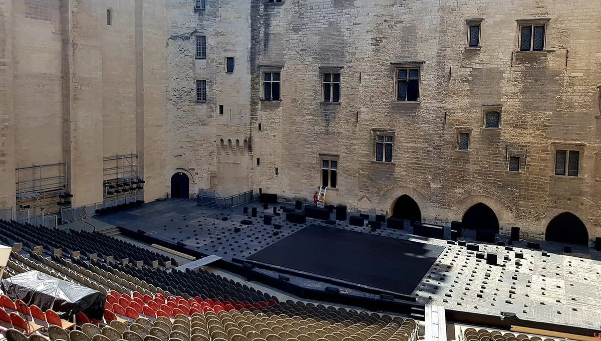 Louis Vuitton s'invite au Palais des papes : entre faste et contestation