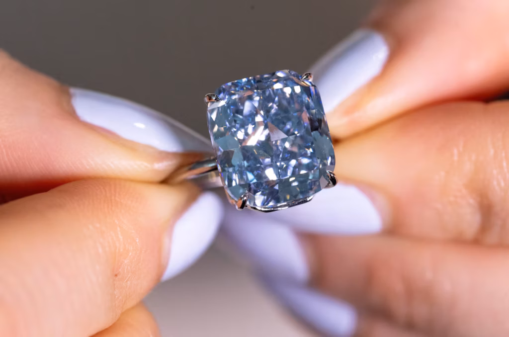 Un diamant bleu rare estimé à 20 millions de dollars présenté à Genève avant sa mise aux enchères