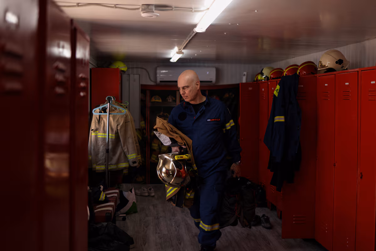 Grèce : des pompiers volontaires en première ligne face à des incendies de plus en plus violents