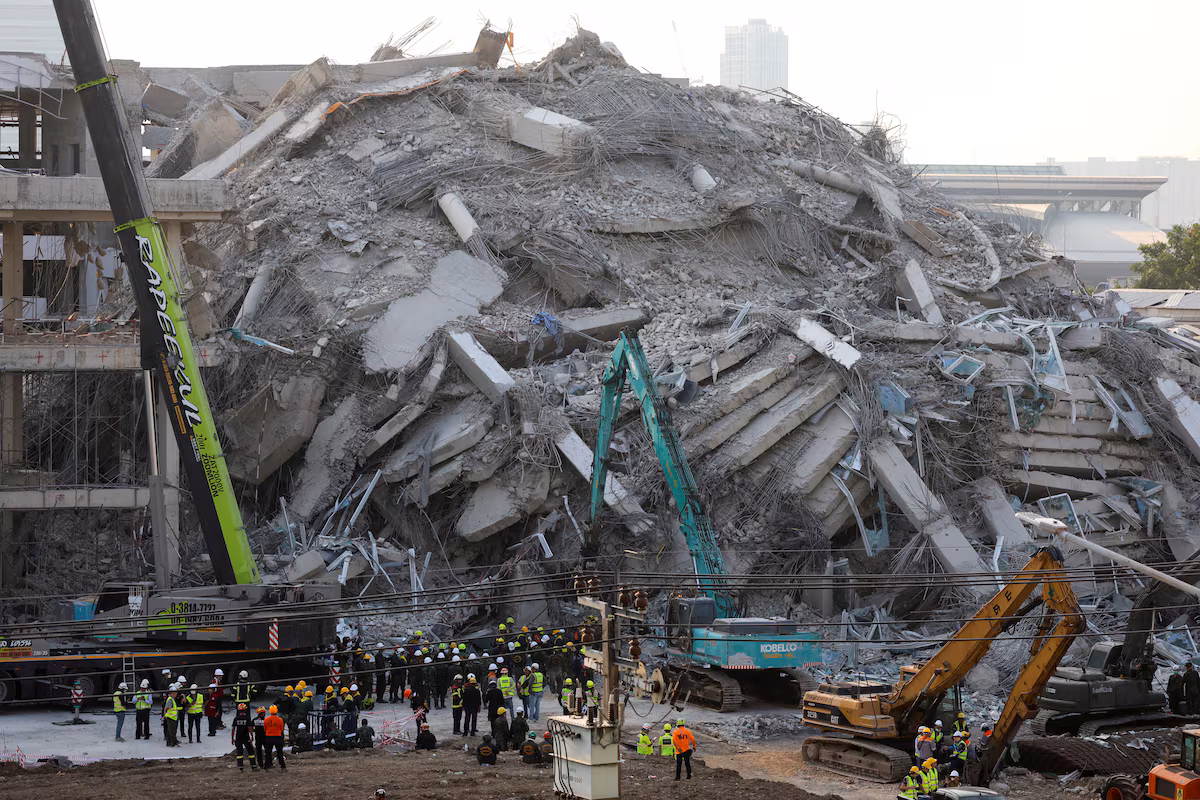Effondrement meurtrier à Bangkok : un magnat du BTP et 14 autres personnes se livrent à la police