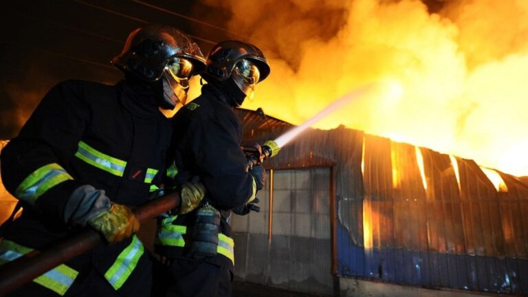 Paris : un incendie ravage partiellement l’École militaire, 130 pompiers mobilisés — photo