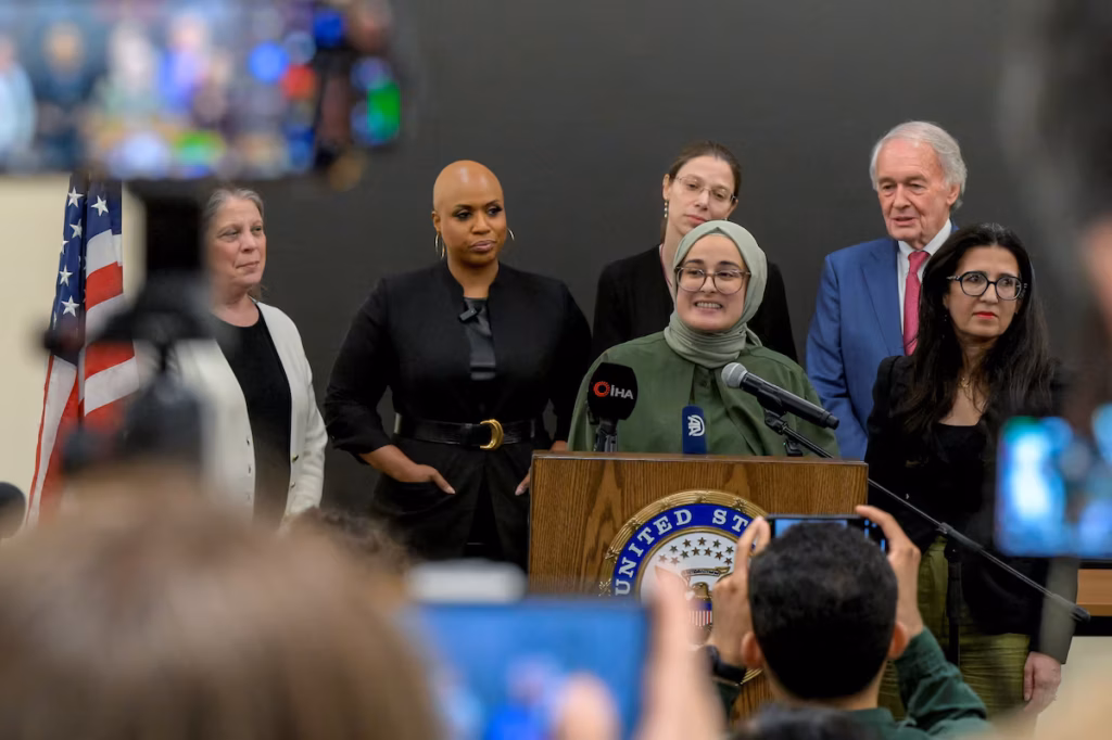 Libérée après six semaines de détention, une étudiante de Tufts retourne dans le Massachusetts