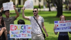 Des milliers d’étudiants étrangers victimes d’expulsions administratives aux États-Unis, certains désormais bloqués à l’étranger