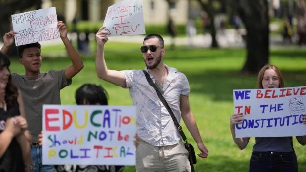 Des milliers d’étudiants étrangers victimes d’expulsions administratives aux États-Unis, certains désormais bloqués à l’étranger