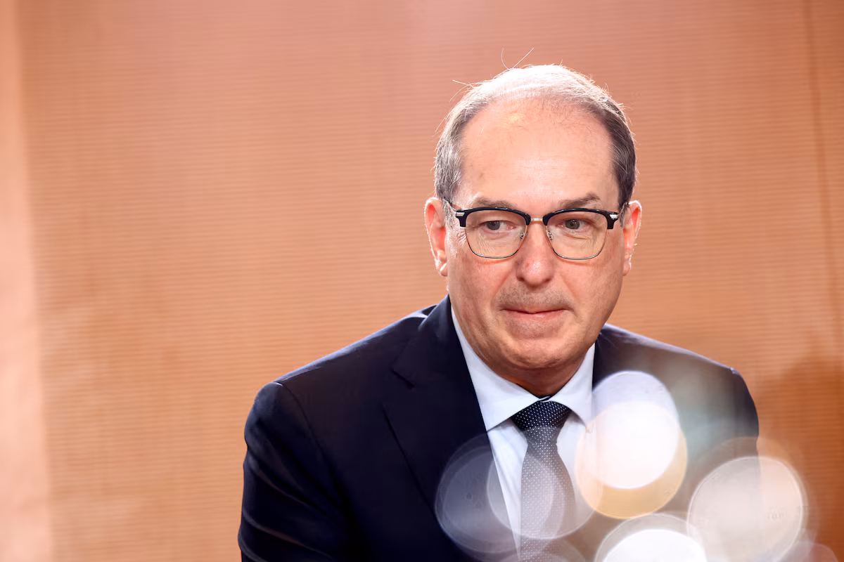 **L’Allemagne plaide pour un accord européen sur les expulsions vers des pays tiers** BERLIN — Le ministre allemand de l’Intérieur, Alexander Dobrindt, a déclaré espérer qu’un accord à l’échelle de l’Union européenne permettra bientôt le renvoi systématique des demandeurs d’asile déboutés vers des pays tiers sûrs proches de leur pays d’origine. Une mesure que Berlin juge nécessaire pour maîtriser les flux migratoires, au cœur des préoccupations électorales en Allemagne. Dans un entretien publié samedi par le journal *Welt am Sonntag*, Dobrindt a souligné que cette politique ne pourrait être mise en œuvre que dans le cadre d’un consensus européen. « Aucun État membre de l’UE ne peut créer ce modèle seul : il faudra le faire à l’échelle européenne », a-t-il déclaré, ajoutant que l’Allemagne travaillait activement à en poser les fondations. Le chancelier conservateur Friedrich Merz est arrivé au pouvoir en février dernier, porté par une campagne axée sur le durcissement des politiques migratoires. Son gouvernement souhaite répondre aux préoccupations d’une partie de la population qui estime que la situation migratoire reste hors de contrôle, malgré une baisse des arrivées depuis plus d’un an. La proposition de la Commission européenne, présentée plus tôt ce mois-ci, prévoit la possibilité pour les États membres de rejeter automatiquement les demandes d’asile de migrants ayant transité par un pays tiers jugé « sûr » avant d’atteindre l’Union. Mais ce projet, qui suscite une vive opposition de la part des ONG et des défenseurs des droits humains, n’a pas encore été validé par les États membres ni par le Parlement européen. Dobrindt estime que des pays tiers devront accepter d’accueillir des personnes qui, bien que déboutées du droit d’asile, ne peuvent être renvoyées dans leur pays d’origine pour des raisons humanitaires ou politiques. Il n’a toutefois pas précisé quels États pourraient être concernés. Des initiatives similaires ailleurs en Europe rencontrent des difficultés. Le projet italien d’externalisation du traitement des demandes d’asile en Albanie fait actuellement l’objet de recours judiciaires. Quant au plan britannique d’envoyer les demandeurs d’asile au Rwanda, il a été abandonné en 2024 par le Premier ministre Keir Starmer, fraîchement élu, qui a dénoncé une politique inefficace et inhumaine. Face aux critiques croissantes, le gouvernement allemand cherche à équilibrer fermeté et respect du droit international. Mais l’enjeu reste hautement politique à l’approche des élections européennes, où la question migratoire pourrait de nouveau s’inviter au cœur du débat.