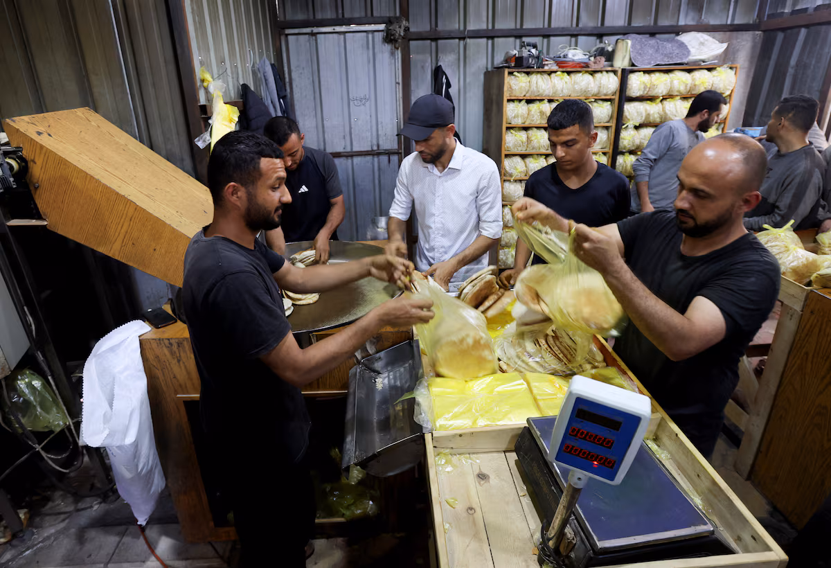 Gaza : premières livraisons de farine après un assouplissement du blocus, l’aide jugée largement insuffisante