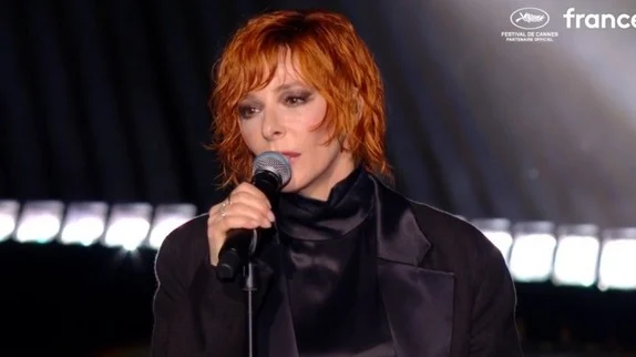 À Cannes, Mylène Farmer bouleverse avec une chanson inédite dédiée à David Lynch