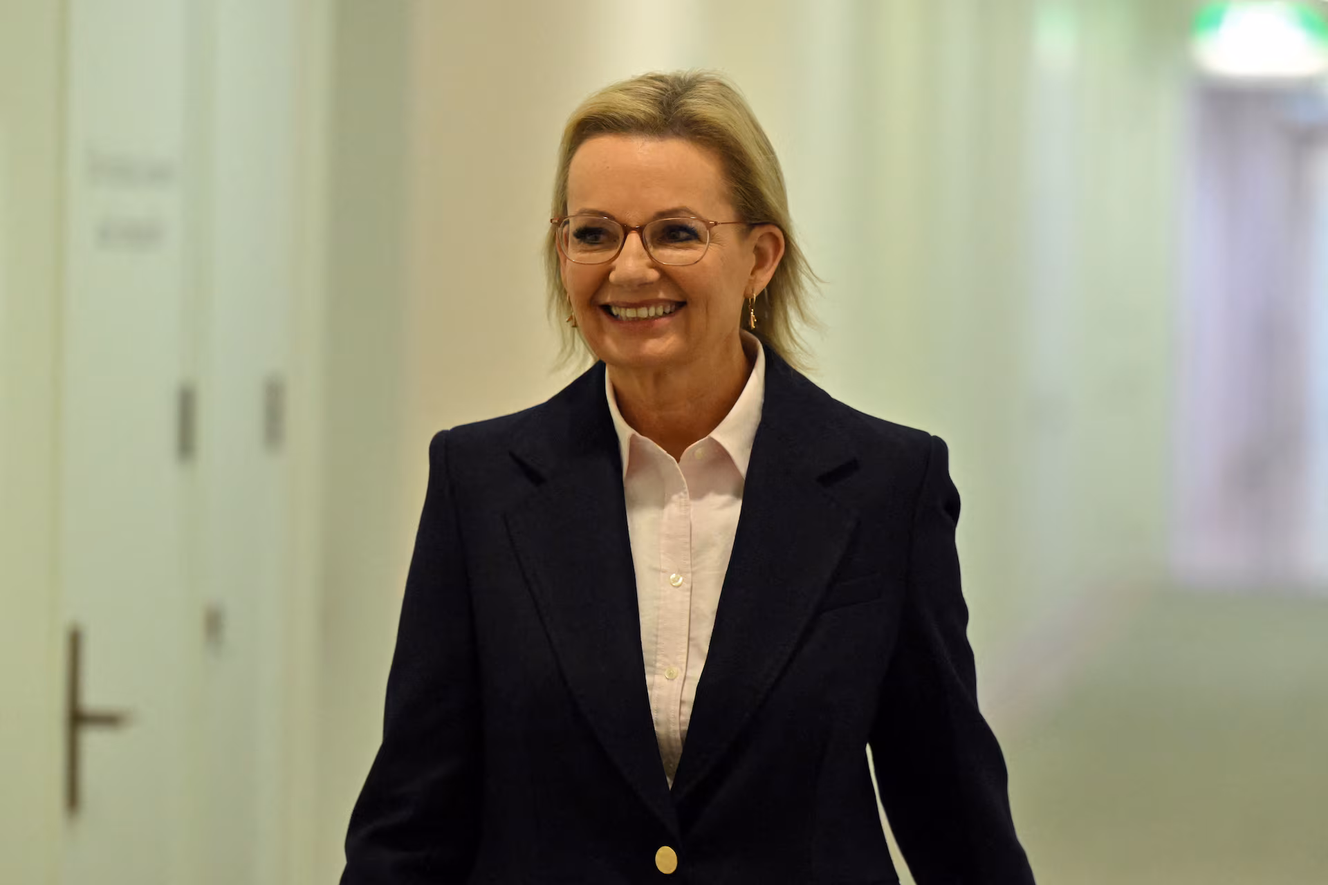 Australie : Sussan Ley devient la première femme à diriger le Parti libéral conservateur après une lourde défaite électorale