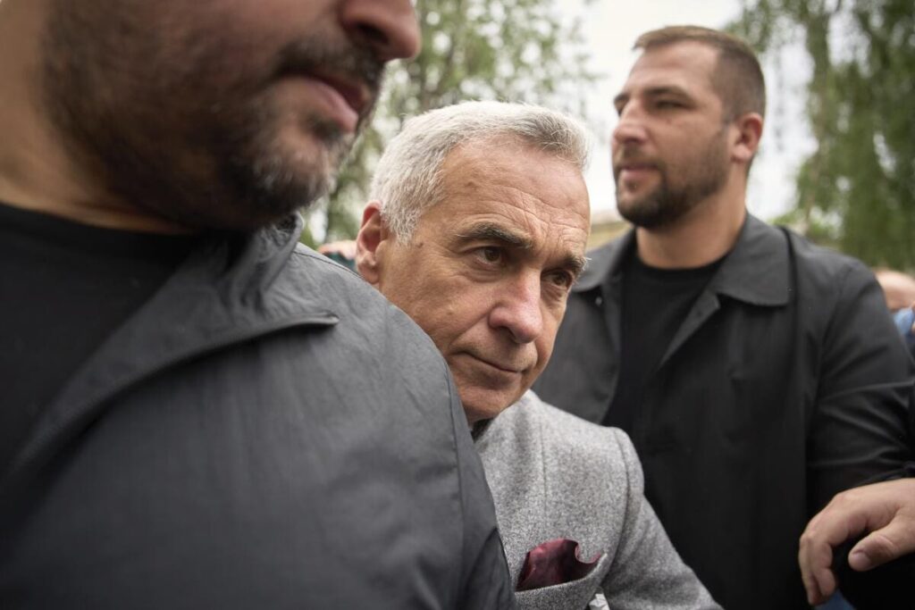 Calin Georgescu, candidat d’extrême droite et figure controversée en Roumanie, annonce son retrait de la vie politique