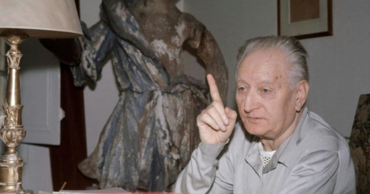 Rachida Dati restitue à Sylvie Giono un manuscrit inédit de son père retrouvé aux Archives nationales