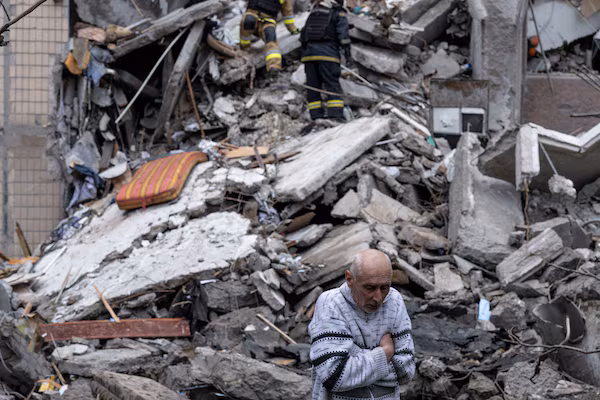 L’Ukraine accuse la Russie de 734 violations de sa propre trêve pendant que le Parlement ratifie un accord stratégique avec les États-Unis