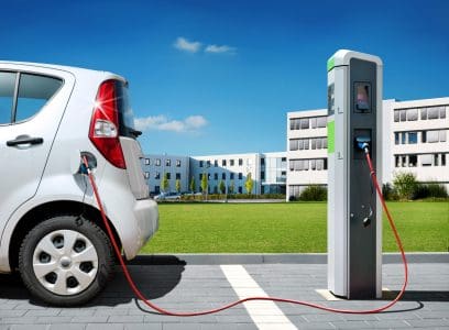Électrique vs thermique : qui gagne la bataille du coût pour 100 km en 2025 ?