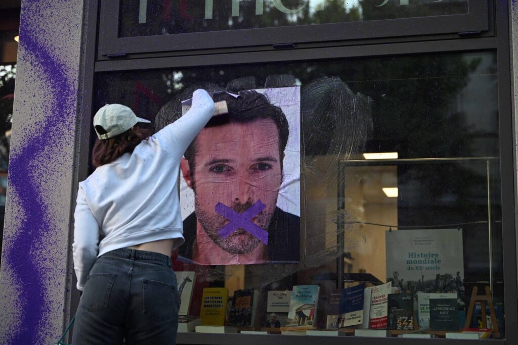 « Humensis, éditeur d’agresseurs » : l’action choc de #NousToutes contre le livre de Nicolas Bedos